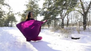 güzel genç kız kış orman