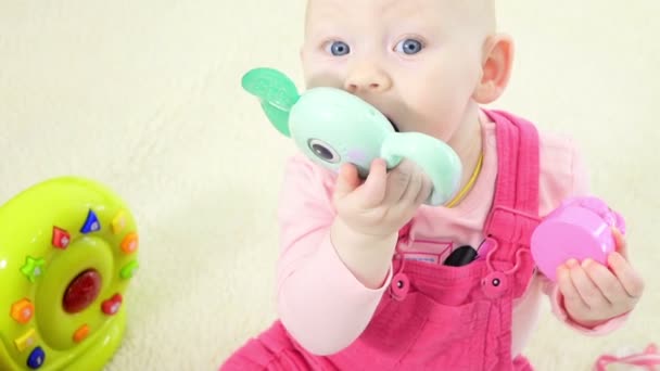 Niña sentada en el sofá jugando juguetes, concepto de educación temprana para niños pequeños . — Vídeos de Stock