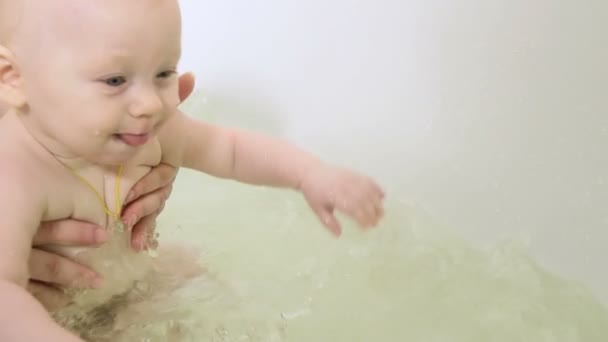 Baby genieten van het water tijdens zijn Bad — Stockvideo