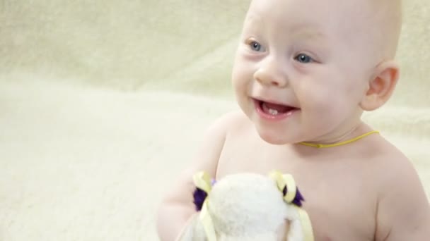 Menina do bebê rastejando no sofá e brincando com brinquedos — Vídeo de Stock