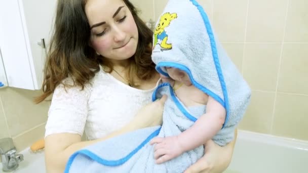 Child bathes in bath — Stock Video