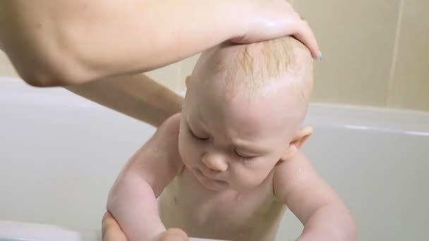 Bebé disfrutando del agua durante su baño — Vídeo de stock