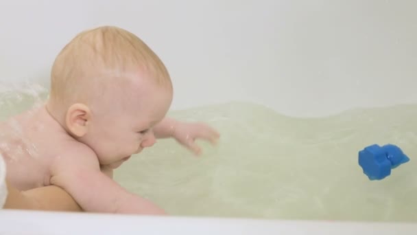Kind badet in Badewanne — Stockvideo