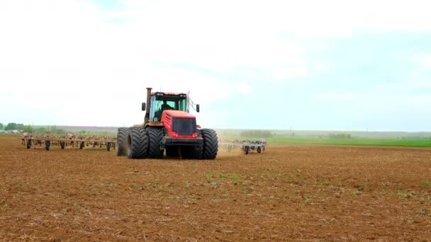Тракторы готовят землю для посева 4К, UHD — стоковое видео