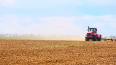 Çiftçi traktör ve arazi Ekim için hazırlanıyor. Geri 4 k, Uhd görüntülemek