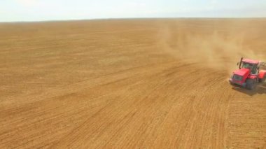 Hasat alanında traktör havası