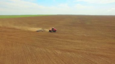 Günbatımında bir alanda çalışan bir birleştirme hasat hava dron vurdu. 4k Uhd.