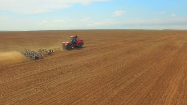 Aeronave do tractor no campo de colheita — Vídeo de Stock