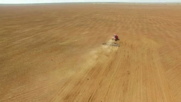 Luchtfoto beeldmateriaal van vintage rooier, oogsten van hooi paddock in rijen, rond grote paddock in droogte getroffen droge landbouw gebied van Australië en vullen graan silo Lees voor voorraad stapelen — Stockvideo