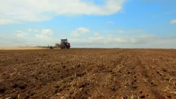 HD luchtfoto beelden van een moderne trekker ploegen droge veld, voorbereiding van land bestemd voor zaaidoeleinden — Stockvideo