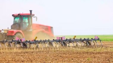 Traktör sahaya sürmek