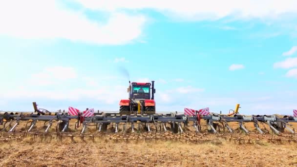 Traktor jezdí na hřišti — Stock video