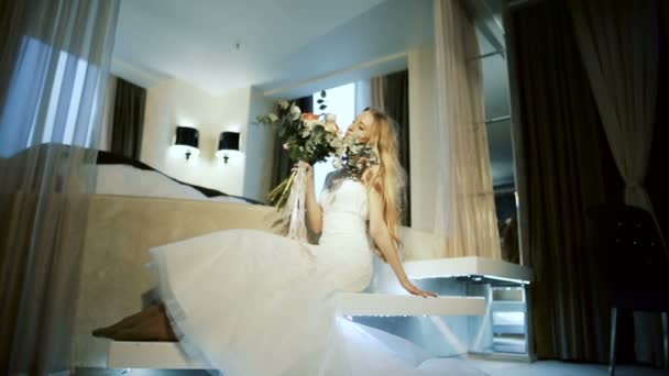 Woman in a wedding dress in the room — Stock Video