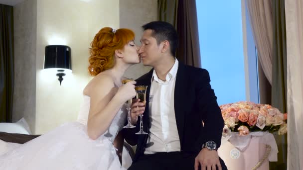 Sposa e sposo bere champagne seduti sulla riva del lago — Video Stock