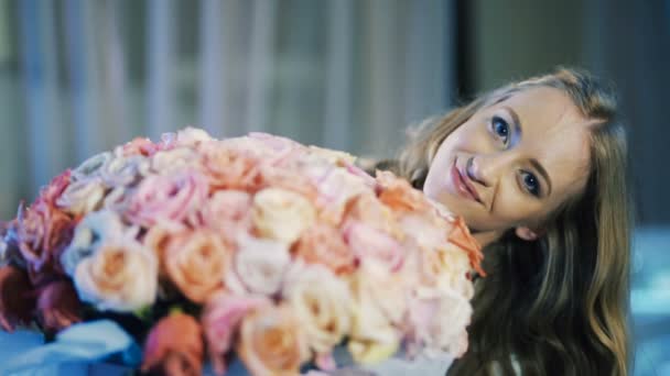Hermosa chica con un montón de rosas — Vídeos de Stock