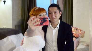 Çift selfie açık havada yapıyor.