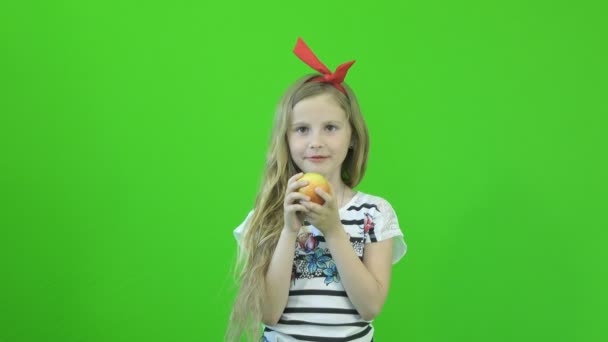 Chromakey beeldmateriaal meisje eten een appel op een groene achtergrond Uhd 4k — Stockvideo