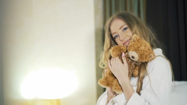 美丽的女孩在浴袍和玩具 — 图库视频影像