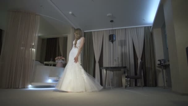 Vrouw in een trouwjurk in de kamer — Stockvideo