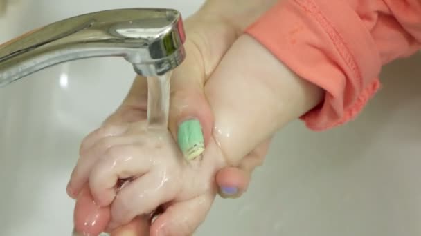 Klein kind dat zijn hand onder het stromend water wassen — Stockvideo