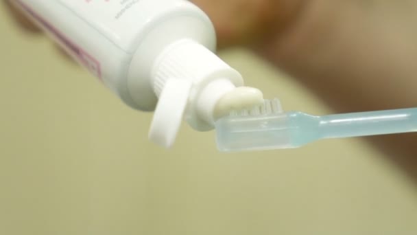 Klein kind borstels zijn tanden in de badkamer — Stockvideo