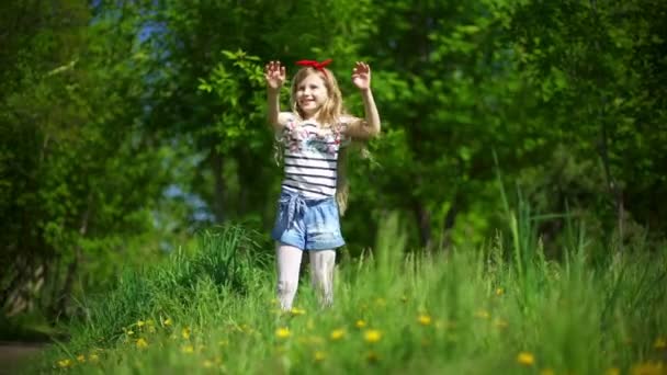 Adorable niña bailando en el parque — Vídeo de stock