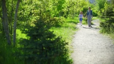 bir bahar parkta oynarken kızıyla birlikte genç anne