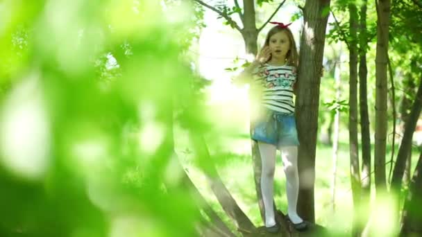 Niña meneando las manos — Vídeos de Stock