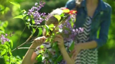 bir bahar parkta oynarken kızıyla birlikte genç anne