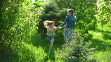 bir bahar parkta oynarken kızıyla birlikte genç anne