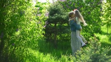 bir bahar parkta oynarken kızıyla birlikte genç anne