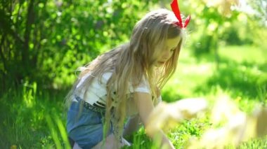 Karahindiba çiçeklerle çayır parkta oynarken