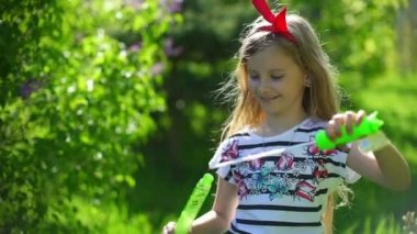 Sabun köpüğü bahar parkta üfleyen mutlu çocuk