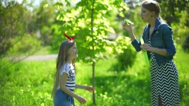 Bolhas, mamãe brincando com sua filha — Vídeo de Stock