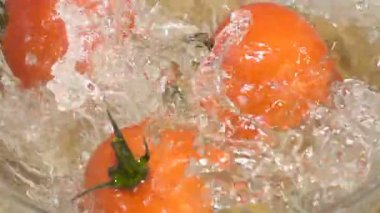 Düşen Slo-hareket domates