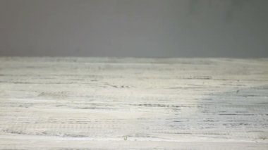 Süper ağır çekim makro düşen dereotu bir ahşap mutfak masasında adet