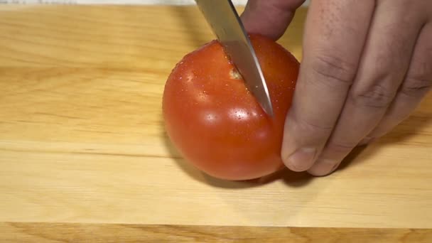 Cortar el tomate por la mitad, super cámara lenta — Vídeos de Stock