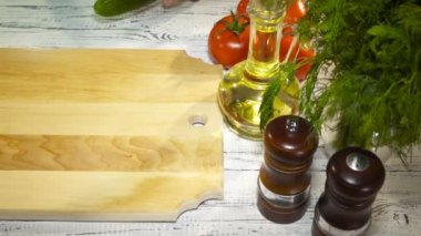 Salatalık ahşap kesme tahtası üzerinde 4 k Dilimleme