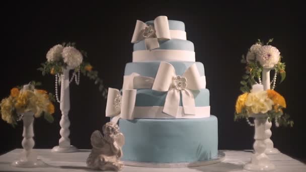 Гурманський ярусний весільний торт на весільному прийомі — стокове відео