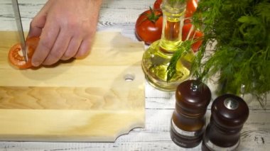 domates ahşap kesme tahtası üzerinde 4 k Dilimleme