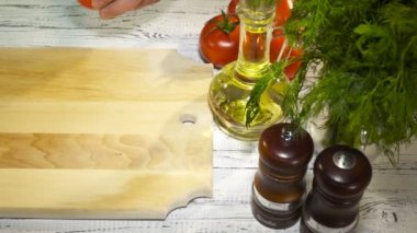 domates ahşap kesme tahtası üzerinde 4 k Dilimleme