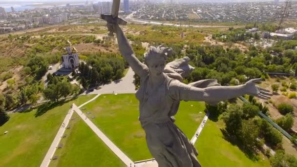 Aerial shot of Motherland Statue in Mamaev Kurgan. Stalingrado, Volgogrado — Vídeo de stock