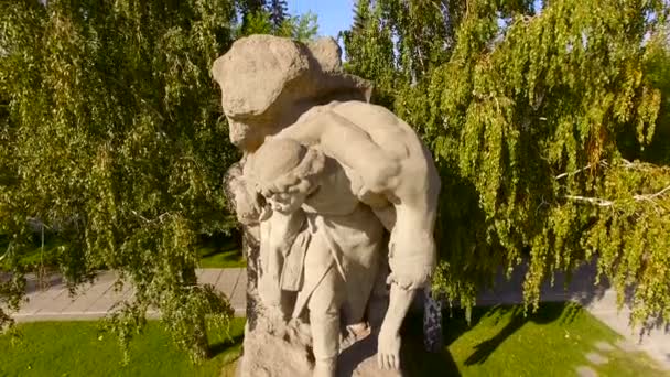 Monument blijven in Mamajev Koergan memorial complex in Volgograd, Stalingrad — Stockvideo