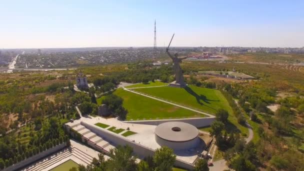 Zdjęcie lotnicze Statuy Ojczyzny w Mamaev Kurgan. Stalingrad, Wołgograd — Wideo stockowe