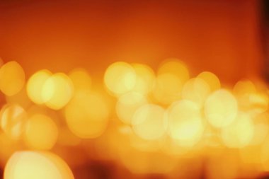 Ilık ışıkla parlayan Noel çelengi. Bokeh