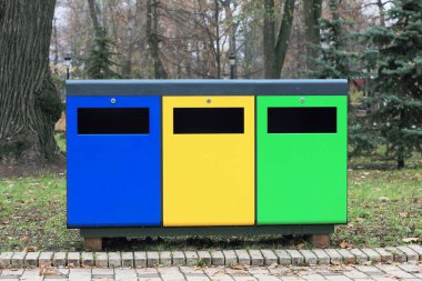 Atık kategorilerine göre sınıflandırmak için modern atık kutuları