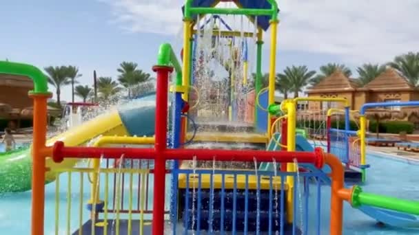 Waterglijbanen Het Kindergedeelte Van Het Aquapark — Stockvideo