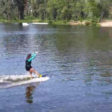 Genç wakeboardcu spor için içeri girer.