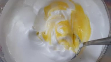 Sarı ve beyaz kremayı karıştır. Limonlu krema pişirmek