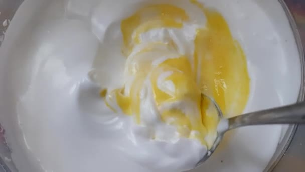 Ανακατέψτε Λευκή Και Κίτρινη Κρέμα Μαγειρεύοντας Μαρέγκα Κάρδαμο Λεμόνι — Αρχείο Βίντεο